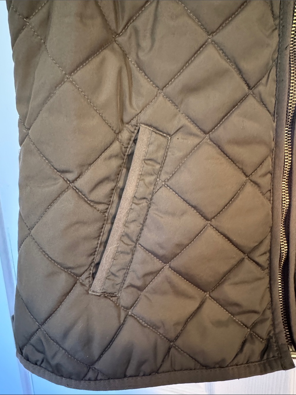 Old Navy Women’s Quilted Olive Full Zip Layering Vest - Picture 4 of 7